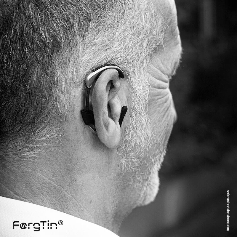 Der ForgTin®-Ohrbügel – die innovative Therapie bei Tinnitus. Copyright: richard-schabetsberger.com